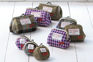 ハローキティ×ハリスツイード、キティちゃんのリボン付きバッグやがまぐち小物