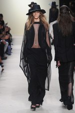 ダークトーンの中に繊細なセクシャリティが光る - アンドゥムル