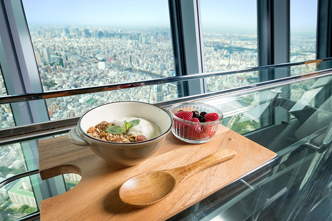 東京スカイツリー×漫画『いつかティファニーで朝食を』、地上340mの展望台で朝食イベント開催 | 写真