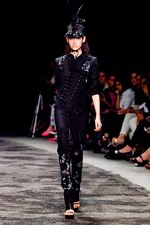 若い戦士達の気高いスピリットをモダンに昇華 - A.F.ヴァンデヴォースト(A.F.VANDEVORST) 2012年春夏コレクション｜写真1