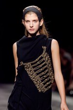 若い戦士達の気高いスピリットをモダンに昇華 - A.F.ヴァンデヴォースト(A.F.VANDEVORST) 2012年春夏コレクション｜写真3