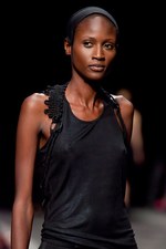 若い戦士達の気高いスピリットをモダンに昇華 - A.F.ヴァンデヴォースト(A.F.VANDEVORST) 2012年春夏コレクション｜写真10