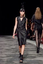 若い戦士達の気高いスピリットをモダンに昇華 - A.F.ヴァンデヴォースト(A.F.VANDEVORST) 2012年春夏コレクション｜写真13