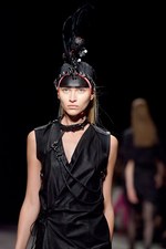 若い戦士達の気高いスピリットをモダンに昇華 - A.F.ヴァンデヴォースト(A.F.VANDEVORST) 2012年春夏コレクション｜写真14