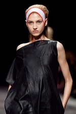 若い戦士達の気高いスピリットをモダンに昇華 - A.F.ヴァンデヴォースト(A.F.VANDEVORST) 2012年春夏コレクション｜写真16