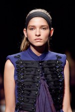 若い戦士達の気高いスピリットをモダンに昇華 - A.F.ヴァンデヴォースト(A.F.VANDEVORST) 2012年春夏コレクション｜写真20