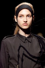 若い戦士達の気高いスピリットをモダンに昇華 - A.F.ヴァンデヴォースト(A.F.VANDEVORST) 2012年春夏コレクション｜写真47