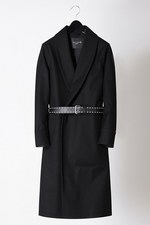 マッキントッシュからドーバー銀座限定のゴム引きコート、スタッズを施したレザーベルト付き｜写真7