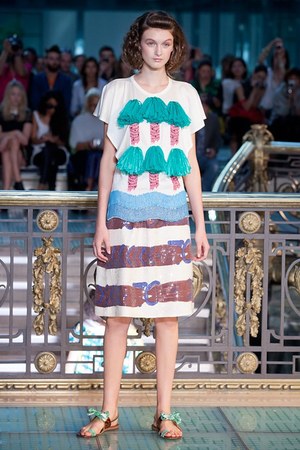 ドラマティックなビーチのワンシーンを閉じ込めた - ツモリチサト(TSUMORI CHISATO) 2012年春夏コレクション｜写真1