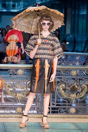 ドラマティックなビーチのワンシーンを閉じ込めた - ツモリチサト(TSUMORI CHISATO) 2012年春夏コレクション｜写真17