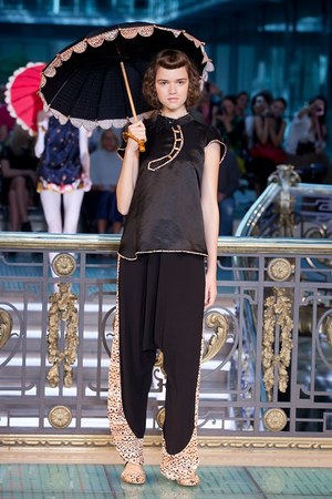 ドラマティックなビーチのワンシーンを閉じ込めた - ツモリチサト(TSUMORI CHISATO) 2012年春夏コレクション｜写真22