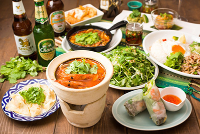 ハイボール｜新宿に「パクチー ビレッジ」オープン - パクチー＆青とうがらしを存分に楽しめるタイ屋台風酒場