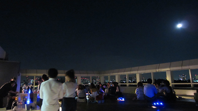 星空と夜景の中でピクニックを楽しめるガーデン、東京・目黒にオープン - クラフトビール飲み放題｜写真1