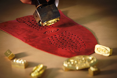 トッズの職人がシューズ＆バッグの製作実演、東京・大阪・名古屋で - イニシャル刻印も