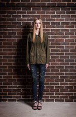 CUNE 16年秋冬コレクションを紹介 -沼やコンクリート、草原で “馬に引きずられた人” を再現｜写真1