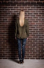 CUNE 16年秋冬コレクションを紹介 -沼やコンクリート、草原で “馬に引きずられた人” を再現｜写真2