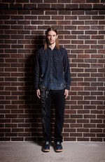 CUNE 16年秋冬コレクションを紹介 -沼やコンクリート、草原で “馬に引きずられた人” を再現｜写真5