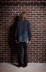 CUNE 16年秋冬コレクションを紹介 -沼やコンクリート、草原で “馬に引きずられた人” を再現｜写真4