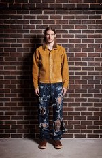 CUNE 16年秋冬コレクションを紹介 -沼やコンクリート、草原で “馬に引きずられた人” を再現｜写真7