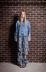 CUNE 16年秋冬コレクションを紹介 -沼やコンクリート、草原で “馬に引きずられた人” を再現｜写真13