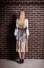 CUNE 16年秋冬コレクションを紹介 -沼やコンクリート、草原で “馬に引きずられた人” を再現｜写真11