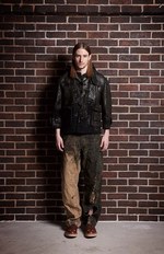 CUNE 16年秋冬コレクションを紹介 -沼やコンクリート、草原で “馬に引きずられた人” を再現｜写真20