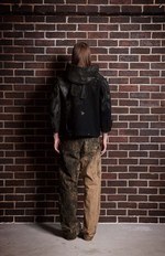 CUNE 16年秋冬コレクションを紹介 -沼やコンクリート、草原で “馬に引きずられた人” を再現｜写真21