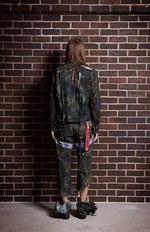 CUNE 16年秋冬コレクションを紹介 -沼やコンクリート、草原で “馬に引きずられた人” を再現｜写真24