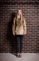 CUNE 16年秋冬コレクションを紹介 -沼やコンクリート、草原で “馬に引きずられた人” を再現｜写真32