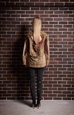 CUNE 16年秋冬コレクションを紹介 -沼やコンクリート、草原で “馬に引きずられた人” を再現｜写真33