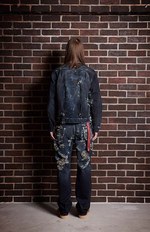 CUNE 16年秋冬コレクションを紹介 -沼やコンクリート、草原で “馬に引きずられた人” を再現｜写真42