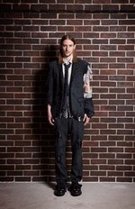 CUNE 16年秋冬コレクションを紹介 -沼やコンクリート、草原で “馬に引きずられた人” を再現｜写真44