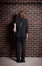 CUNE 16年秋冬コレクションを紹介 -沼やコンクリート、草原で “馬に引きずられた人” を再現｜写真45