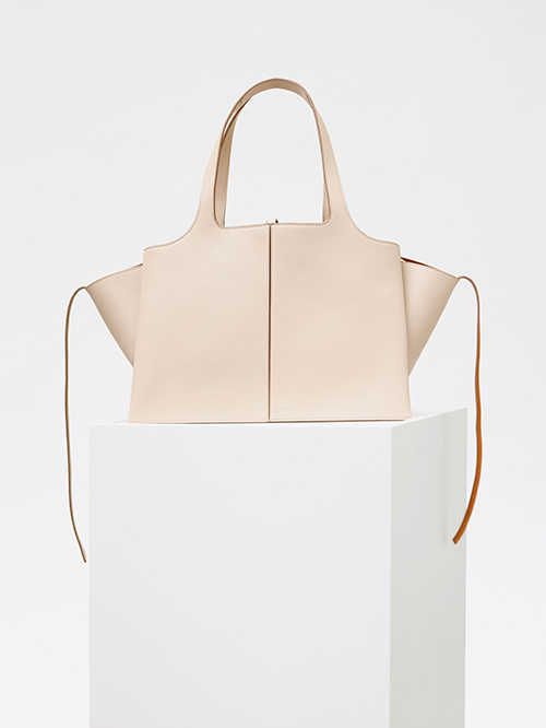 セリーヌ新作バッグ「トリフォルド」、3つのパートからなる機能的なデザイン | 写真
