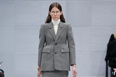 バレンシアガ、デムナによる1stコレクション16年秋冬発売 - 伊勢丹新宿に限定ストアも