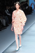 色彩とフォルムで表現する、洗練されたエレガンス - HIROKO KOSHINO(ヒロコ コシノ) 2012年春夏コレクション｜写真2