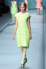 色彩とフォルムで表現する、洗練されたエレガンス - HIROKO KOSHINO(ヒロコ コシノ) 2012年春夏コレクション｜写真3