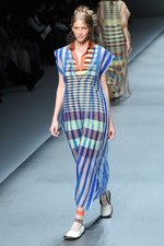 色彩とフォルムで表現する、洗練されたエレガンス - HIROKO KOSHINO(ヒロコ コシノ) 2012年春夏コレクション｜写真17