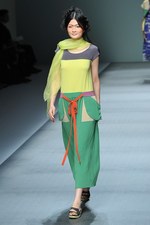 色彩とフォルムで表現する、洗練されたエレガンス - HIROKO KOSHINO(ヒロコ コシノ) 2012年春夏コレクション｜写真25