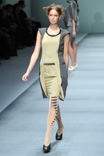 色彩とフォルムで表現する、洗練されたエレガンス - HIROKO KOSHINO(ヒロコ コシノ) 2012年春夏コレクション｜写真61