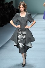 色彩とフォルムで表現する、洗練されたエレガンス - HIROKO KOSHINO(ヒロコ コシノ) 2012年春夏コレクション｜写真72