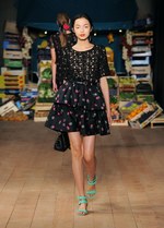 フルーツとフラワーがいっぱいの元気なサマースタイル - モスキーノ チープ＆シック(MOSCHINO CHEAP&CHIC) 2012年春夏コレクション｜写真13