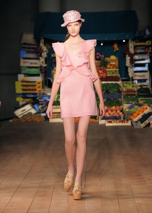 フルーツとフラワーがいっぱいの元気なサマースタイル - モスキーノ チープ&シック(MOSCHINO CHEAP&CHIC) 2012年春夏コレクション|写真4