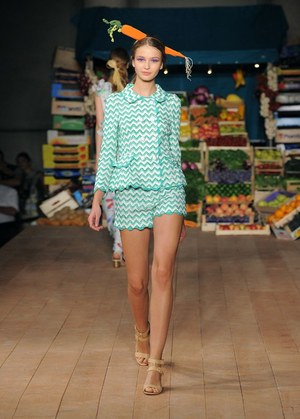 フルーツとフラワーがいっぱいの元気なサマースタイル - モスキーノ チープ&シック(MOSCHINO CHEAP&CHIC) 2012年春夏コレクション|写真23