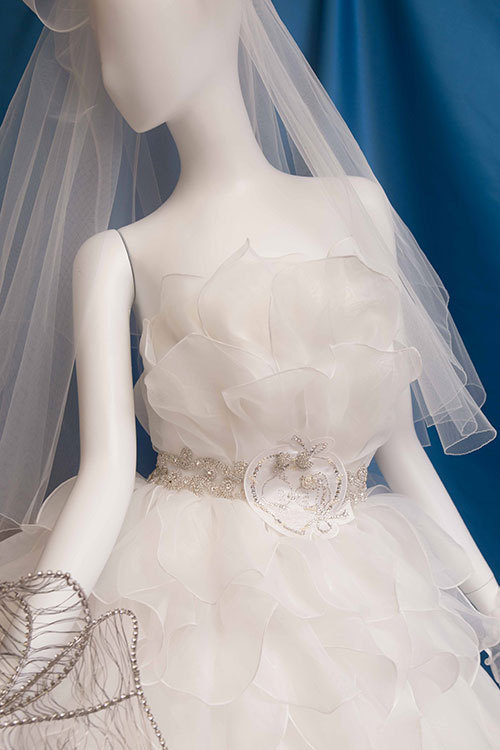 サンリオ×桂由美がコラボ、ハローキティ刺繍入りウェディングドレスで挙式｜写真2