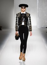 エネルギッシュな太陽のパワーを着こなした - モスキーノ(MOSCHINO) 2012年春夏コレクション｜写真1