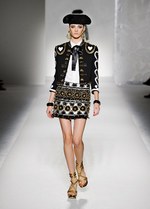 エネルギッシュな太陽のパワーを着こなした - モスキーノ(MOSCHINO) 2012年春夏コレクション｜写真4