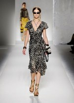 エネルギッシュな太陽のパワーを着こなした - モスキーノ(MOSCHINO) 2012年春夏コレクション｜写真18