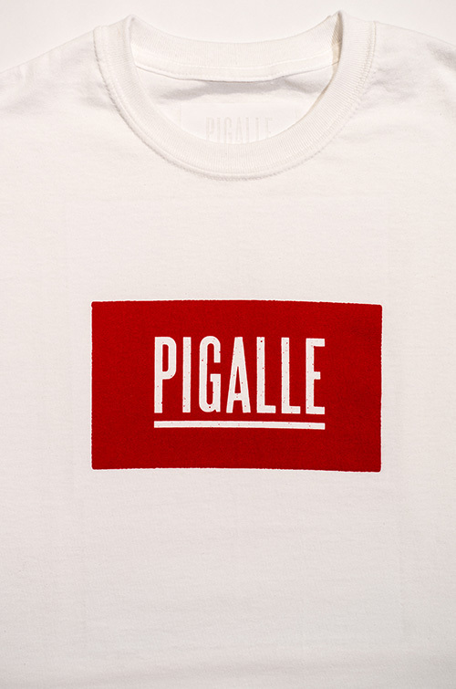 ピガール、渋谷の旗艦店1周年を記念したボックスロゴTシャツを限定発売 | 写真