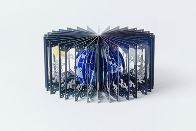 富士山｜「360°BOOK」二次元から現れる三次元の世界 - “宇宙”をテーマに「地球と月」が出現